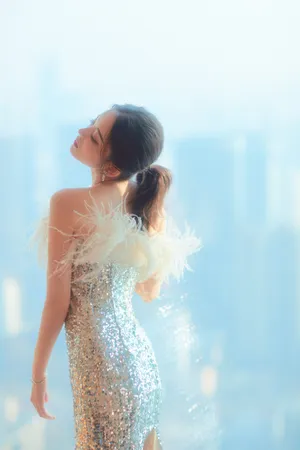 古力娜扎毛绒亮片裙仙气写真图片_3