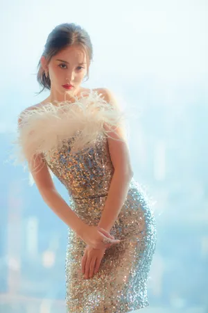 古力娜扎毛绒亮片裙仙气写真图片_6