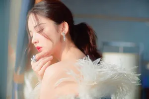 古力娜扎毛绒亮片裙仙气写真图片_9