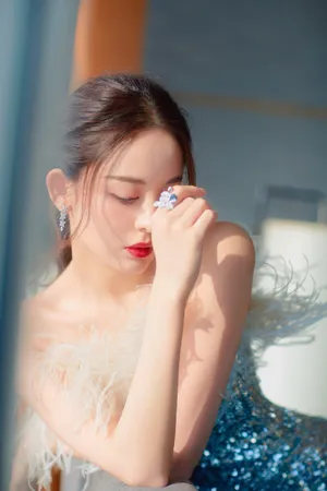 古力娜扎毛绒亮片裙仙气写真图片_10