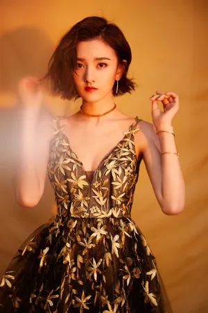 宋祖儿金叶露背纱裙性感写真图片_2