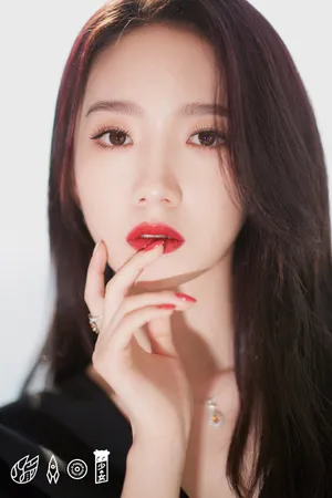 孟美岐皮靴短裙性感写真图片
