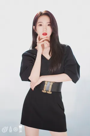 孟美岐皮靴短裙性感写真图片