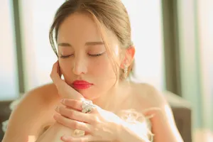 古力娜扎性感红唇光影写真图片_4