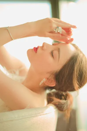 古力娜扎性感红唇光影写真图片_7