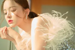 古力娜扎性感红唇光影写真图片_8
