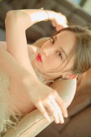 古力娜扎性感红唇光影写真图片_9