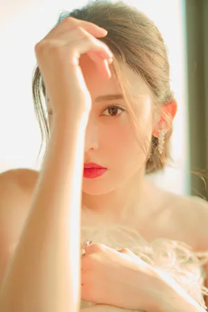 古力娜扎性感红唇光影写真图片_11