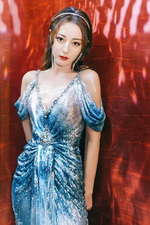 迪丽热巴蓝色曳地礼裙性感图片