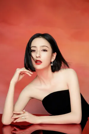 佟丽娅黑色抹胸裙性感写真图片