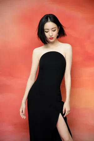 佟丽娅黑色抹胸裙性感写真图片_4