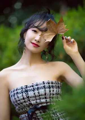 宋茜蓝发短裙性感写真图片