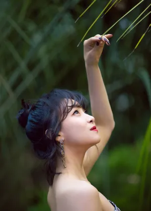 宋茜蓝发短裙性感写真图片_2