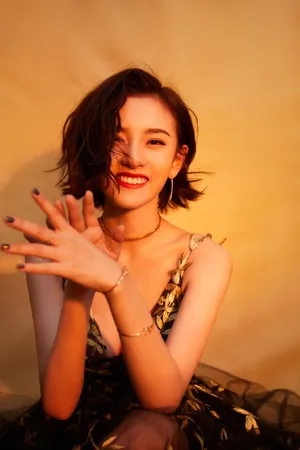 宋祖儿金叶露背纱裙性感图片_2