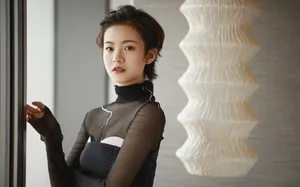 李庚希黑色短裙优雅写真图片_5