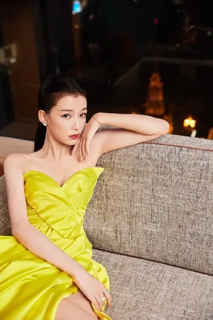 孙怡柠檬黄抹胸长裙性感图片_2