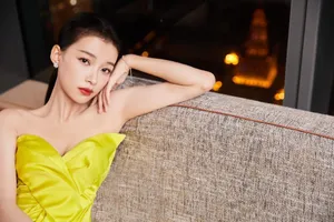 孙怡柠檬黄抹胸长裙性感图片_4