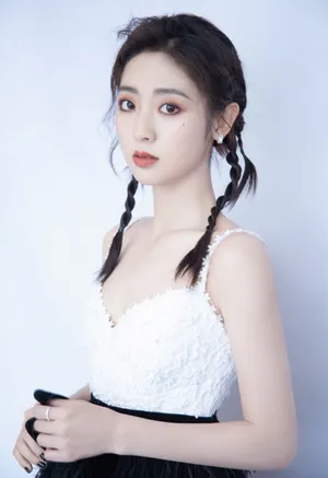 邢菲黑色羽毛裙甜美写真图片