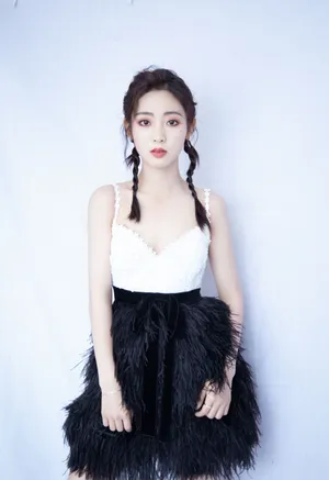 邢菲黑色羽毛裙甜美写真图片_2