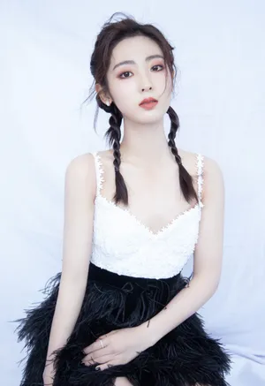邢菲黑色羽毛裙甜美写真图片_3