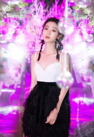 邢菲黑色羽毛裙甜美写真图片_4