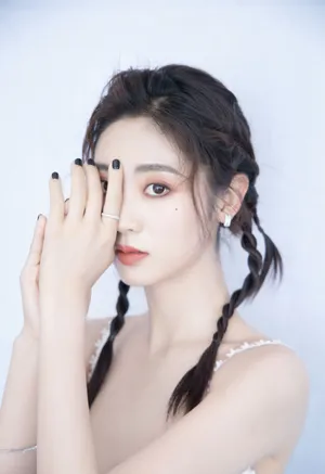 邢菲黑色羽毛裙甜美写真图片_6