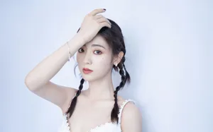 邢菲黑色羽毛裙甜美写真图片_7