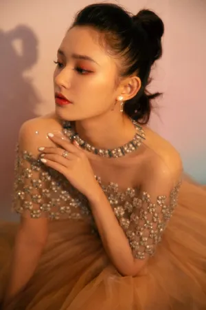 林允裸色珍珠薄纱礼服性感图片_6