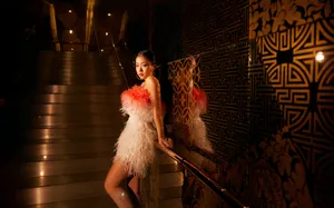 王菊羽毛裙优雅性感写真图片_5