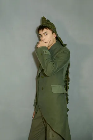 吴磊恐龙帽俏皮写真图片