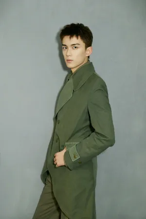 吴磊恐龙帽俏皮写真图片_3