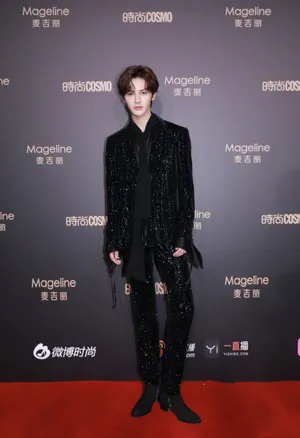 朱正廷慵懒卷发优雅写真图片_2