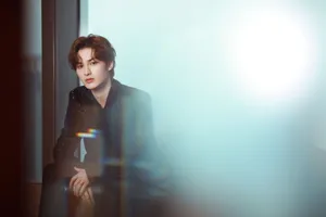 朱正廷慵懒卷发优雅写真图片_5