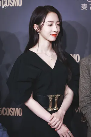 孟美岐红唇黑裙妩媚性感写真图片