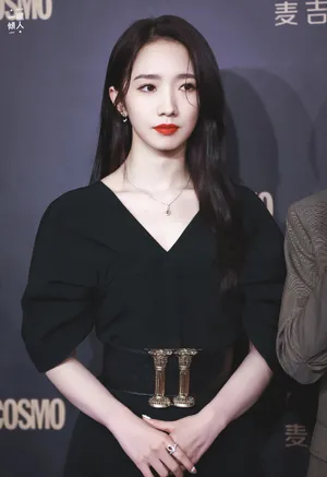 孟美岐红唇黑裙妩媚性感写真图片_2