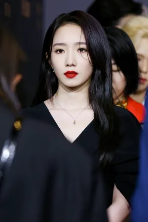 孟美岐红唇黑裙妩媚性感写真图片_3