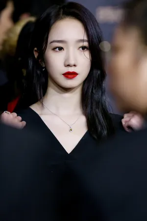 孟美岐红唇黑裙妩媚性感写真图片_4