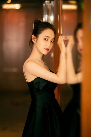 张佳宁性感吊带裙写真图片