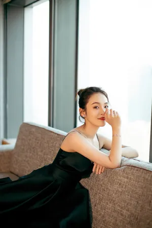 张佳宁性感吊带裙写真图片_2
