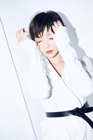 齐溪纯白优雅干练写真图片