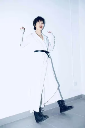 齐溪纯白优雅干练写真图片_2