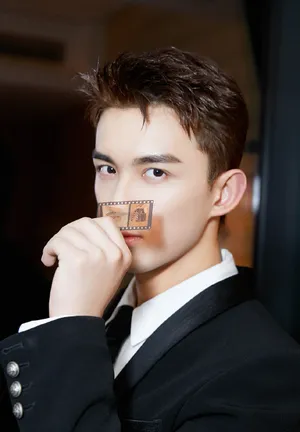 吴磊黑色西装酷帅写真图片