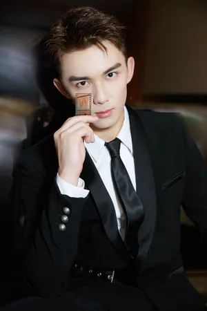 吴磊黑色西装酷帅写真图片_4