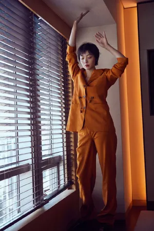 齐溪《吹哨人》首映礼干练图片_2