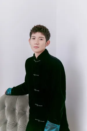 王源龙纹唐装帅气图片