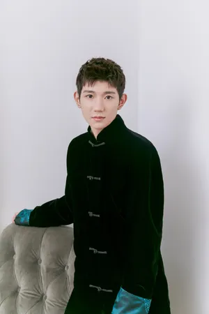 王源龙纹唐装帅气图片