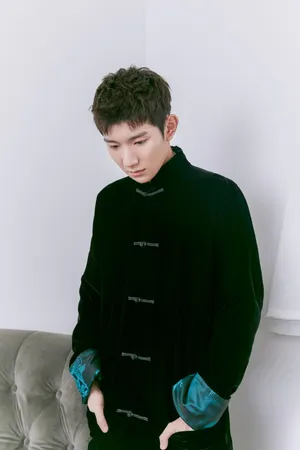 王源龙纹唐装帅气图片_2
