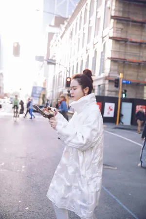 戚薇清爽时尚街拍图片_4
