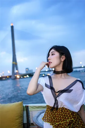 赵奕欢游轮率性洒脱写真
