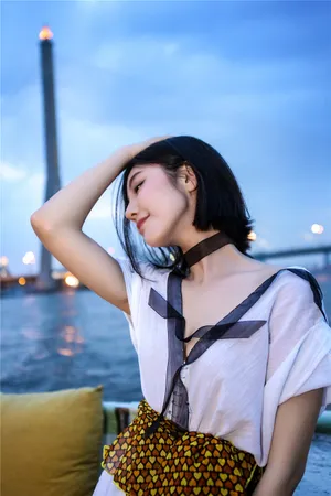 赵奕欢游轮率性洒脱写真_3